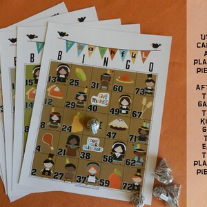 Może przedstawiać: Arkusz do gry w bingo o tematyce Święta Dziękczynienia z ilustracjami pielgrzym&oacute;w, rdzennych Amerykan&oacute;w i jesiennych potraw. Na arkuszach widnieją słowa "BINGO" i "WDZIĘCZNY". Instrukcje zalecają używanie cukierk&oacute;w jako pionk&oacute;w.