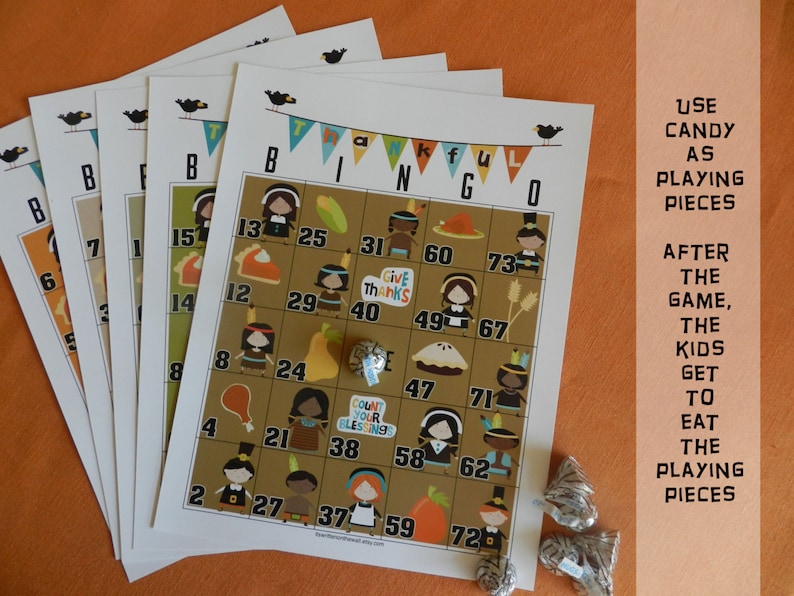 Może przedstawiać: Arkusz do gry w bingo o tematyce Święta Dziękczynienia z ilustracjami pielgrzym&oacute;w, rdzennych Amerykan&oacute;w i jesiennych potraw. Na arkuszach widnieją słowa "BINGO" i "WDZIĘCZNY". Instrukcje zalecają używanie cukierk&oacute;w jako pionk&oacute;w.