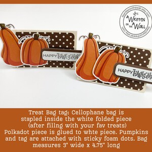 Puede incluir: Etiquetas de bolsas de regalo de Acci&oacute;n de Gracias con recortes de calabazas naranjas y el texto "Happy Thanksgiving". Las etiquetas est&aacute;n sobre un fondo de lunares. La bolsa mide 7,6 cm de ancho por 12,1 cm de largo.