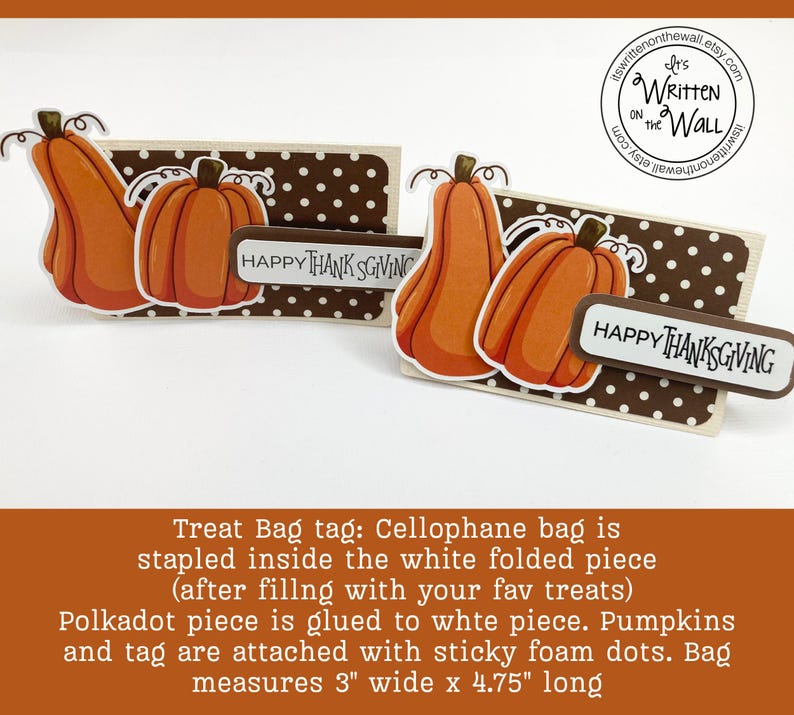 Puede incluir: Etiquetas de bolsas de regalo de Acci&oacute;n de Gracias con recortes de calabazas naranjas y el texto "Happy Thanksgiving". Las etiquetas est&aacute;n sobre un fondo de lunares. La bolsa mide 7,6 cm de ancho por 12,1 cm de largo.