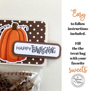 Puede incluir: Etiqueta de bolsa de golosinas de Acci&oacute;n de Gracias con una ilustraci&oacute;n de calabaza y las palabras "HAPPY THANKSGIVING". La etiqueta es marr&oacute;n con lunares blancos. Tambi&eacute;n se ve el texto "Easy to follow instructions included".