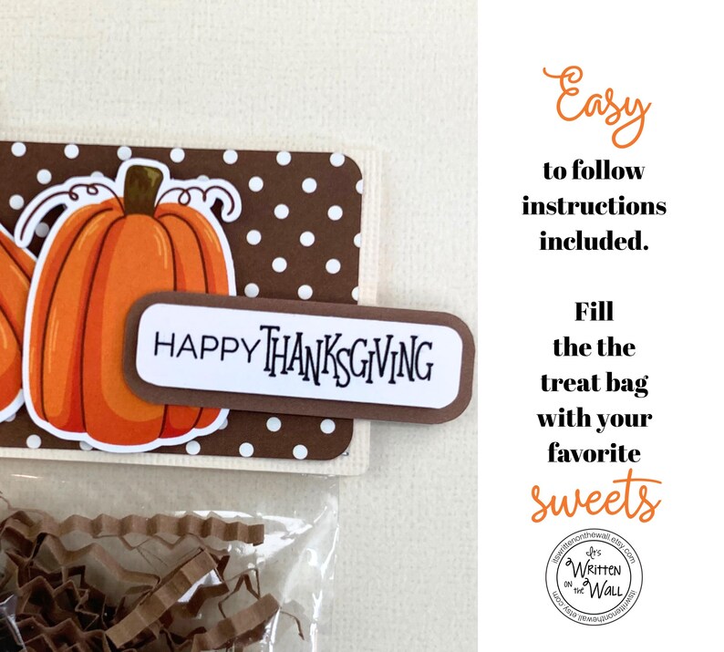 Puede incluir: Etiqueta de bolsa de golosinas de Acci&oacute;n de Gracias con una ilustraci&oacute;n de calabaza y las palabras "HAPPY THANKSGIVING". La etiqueta es marr&oacute;n con lunares blancos. Tambi&eacute;n se ve el texto "Easy to follow instructions included".