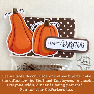 Puede incluir: Etiqueta de regalo con tem&aacute;tica de Acci&oacute;n de Gracias con dos calabazas naranjas y la frase "HAPPY THANKSGIVING" sobre un fondo de lunares marrones y blancos. Ideal para decoraci&oacute;n de mesa o como tentempi&eacute;.