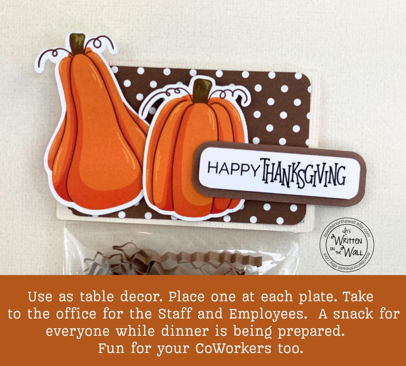 Puede incluir: Etiqueta de regalo con tem&aacute;tica de Acci&oacute;n de Gracias con dos calabazas naranjas y la frase "HAPPY THANKSGIVING" sobre un fondo de lunares marrones y blancos. Ideal para decoraci&oacute;n de mesa o como tentempi&eacute;.