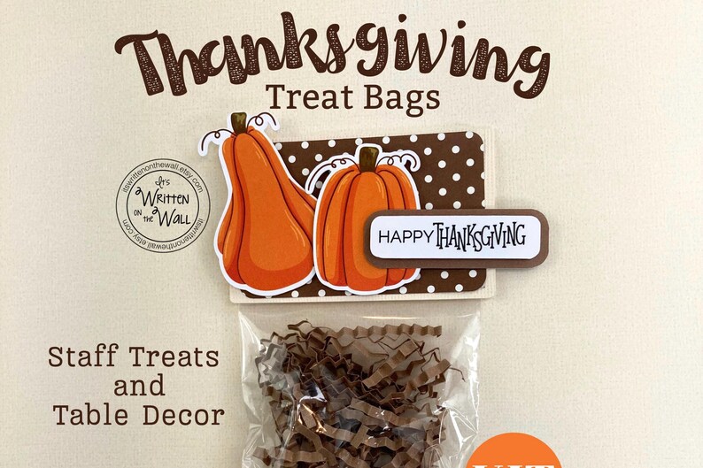 Puede incluir: Bolsas de golosinas de Acci&oacute;n de Gracias con recortes de calabazas naranjas y la frase "Happy Thanksgiving". Las bolsas est&aacute;n llenas de papel arrugado marr&oacute;n. El texto en la imagen dice "Staff Treats and Table Decor."
