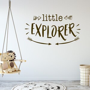 Decalcomania in vinile per cameretta dei bambini con avventure nel bosco, decorazione murale per bambini alla scoperta della sala giochi, adesivo in vinile con freccia personalizzata, cameretta per ragazzi avventurosa