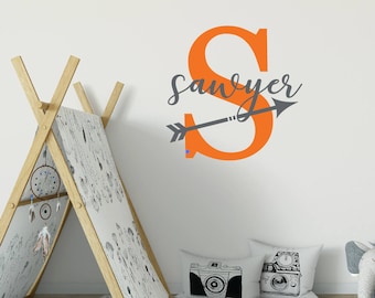 Decoración de pared con flecha de niño personalizada, calcomanía de vinilo con nombre personalizado, letrero inicial para guardería sobre la cuna, calcomanías de aventura para habitación de niños para dormitorio