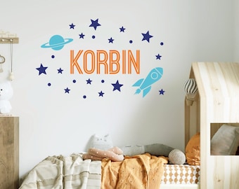 Arte de pared personalizado con el espacio exterior, calcomanía de vinilo personalizada con el nombre del planeta y el cohete, calcomanías de estrellas personalizadas con temática de guardería, bricolaje fácil de quitar