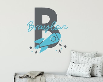 Calcomanía de pared de cohete para dormitorio, calcomanía con nombre personalizado, calcomanía de pared de espacio exterior personalizada para decoración de habitación de niños, calcomanía de vinilo