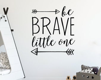 Sea una calcomanía valiente para la pared de la guardería diciendo, decoración de la pared de la flecha para la guardería Boho, decoración de la guardería del bosque, arte de la pared del dormitorio para la decoración de la habitación de los niños