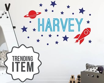 Anpassbare Weltraum Themen Kinderzimmer Dekor, personalisierte entworfen Name Rocket Ship Vinyl Aufkleber, Sterne und Planeten Wandkunst, abnehmbarer Aufkleber