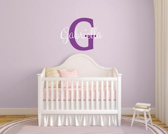 Calcomanía de vinilo personalizada con nombre e inicial, calcomanía con letras cursivas personalizadas, letrero de arte de pared con monograma, decoración de habitación infantil fácil de quitar