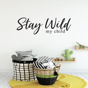 Bleib Wild Mein Kind Wand Vinyl Aufkleber, Abenteuer Kinderzimmer Aufkleber, Erforsche Kunst Dekor, Oben Krippe Wald Design, Kinderzimmer Fernweh Thema