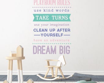 Peut inclure: Affiche de règles de la salle de jeux avec le texte "PLAYROOM RULES", "use kind words", "TAKE TURNS", "use your imagination", "CLEAN UP AFTER -YOURSELF-", "have an adventure", et "DREAM BIG". L'affiche est sur un mur blanc avec un cheval à bascule, une voiture jouet et un tabouret en bois devant.