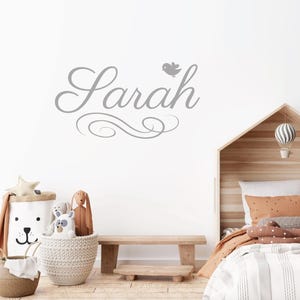 Calcomanías de pared con monograma personalizado para dormitorio de niña, calcomanías con nombre de pájaro personalizadas, decoración de vinilo con letras cursivas para habitación de niños, arte fácil de quitar