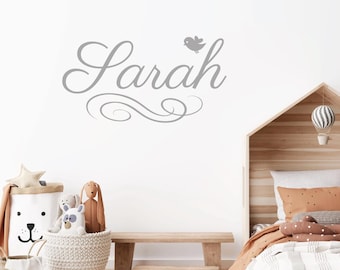 Calcomanías de pared con monograma personalizado para dormitorio de niña, calcomanías con nombre de pájaro personalizadas, decoración de vinilo con letras cursivas para habitación de niños, arte fácil de quitar