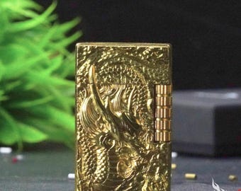 Encendedor de dragón de latón: estilo Zippo con llama artesanal (en caja de regalo)