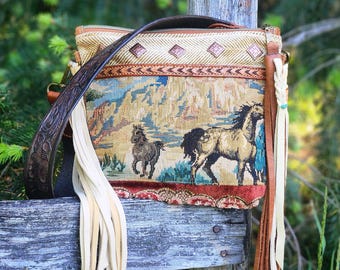 Bolso de hombro Desert Dreams de cuero repujado con flecos, estilo bohemio del suroeste, vaquera y caballos salvajes.