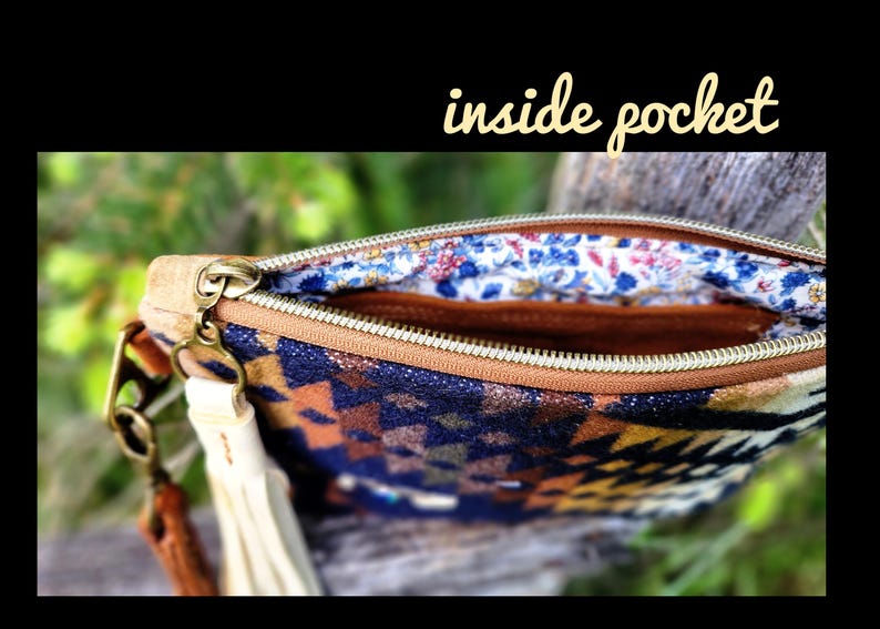 Puede incluir: Bolsa con cremallera abierta con un colorido estampado geom&eacute;trico en azul, naranja y marr&oacute;n. El forro interior presenta un estampado floral. Una borla color crema cuelga del lateral. El texto "inside pocket" es visible.