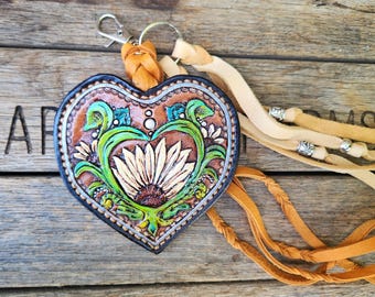 Clip para llaves de cuero repujado con forma de corazón de margarita y flecos, bolso estilo vaquera bohemia con detalles brillantes.