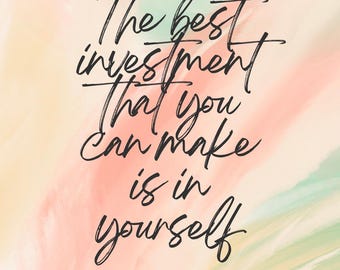 Könnte beinhalten: Ein Kunstdruck mit dem Text "The best investment that you can make is in yourself" in schwarzer Schrift. Der Hintergrund zeigt weiche Pinselstriche in Rosa, Grün und Gelb.