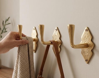 Gancho de pared de latón – Gancho de latón macizo hecho a mano sin lacar – Gancho para abrigos grabado de estilo vintage para baño y entrada – Pátina natural