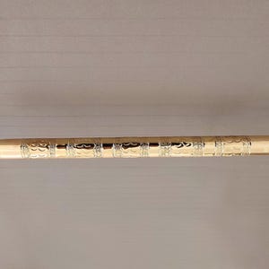 K&ouml;nnte beinhalten: Ein verziertes, goldfarbenes Handlauf aus Metall. Der Handlauf ist mit zwei Halterungen an einer Wand befestigt.