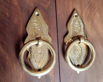 Aldaba de puerta con aro de latón hecha a mano, herrajes vintage marroquíes, diseño ornamentado grabado, decoración rústica para el hogar