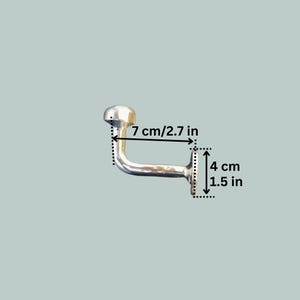 Peut inclure: Crochet en m&eacute;tal argent&eacute; avec un sommet arrondi. Le crochet mesure 7 cm de long et 4 cm de large.
