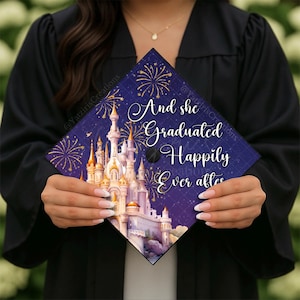 Adorno para birrete de graduación con diseño "Felices para siempre", diseño de princesa graduada, regalo para graduación, diseño impreso, impresión en cartulina, adorno para birrete de graduación con diseño de castillo