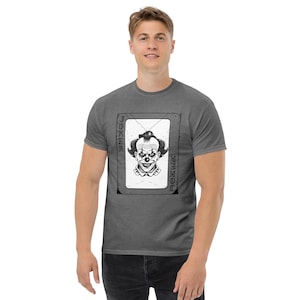 Camiseta com estampa de carta de baralho do Coringa Assustador | Camiseta com estampa de palhaço assustador | Camiseta com arte do Coringa Sombrio | Design de streetwear de terror