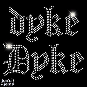 以下が含まれることがあります： 黒い背景にラインストーンの転写デザインで、ゴシック調のフォントで「dyke」という単語が2回書かれています。文字は小さな反射する白い円形のラインストーンで構成されています。左下隅に「jen's jems」というテキストが表示されています。