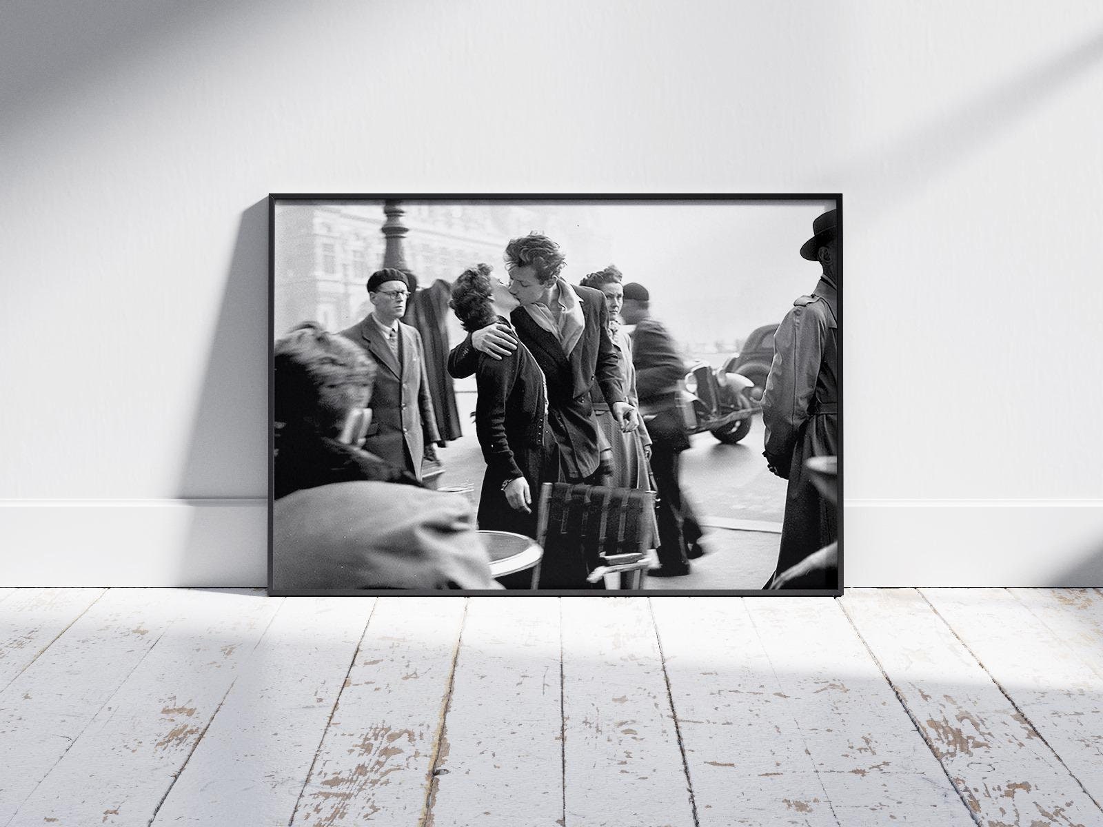 Tableau Photo Le Baiser De L'Hôtel De Ville - Robert Doisneau 70x50 Cm Avec Cadre Bois Noir