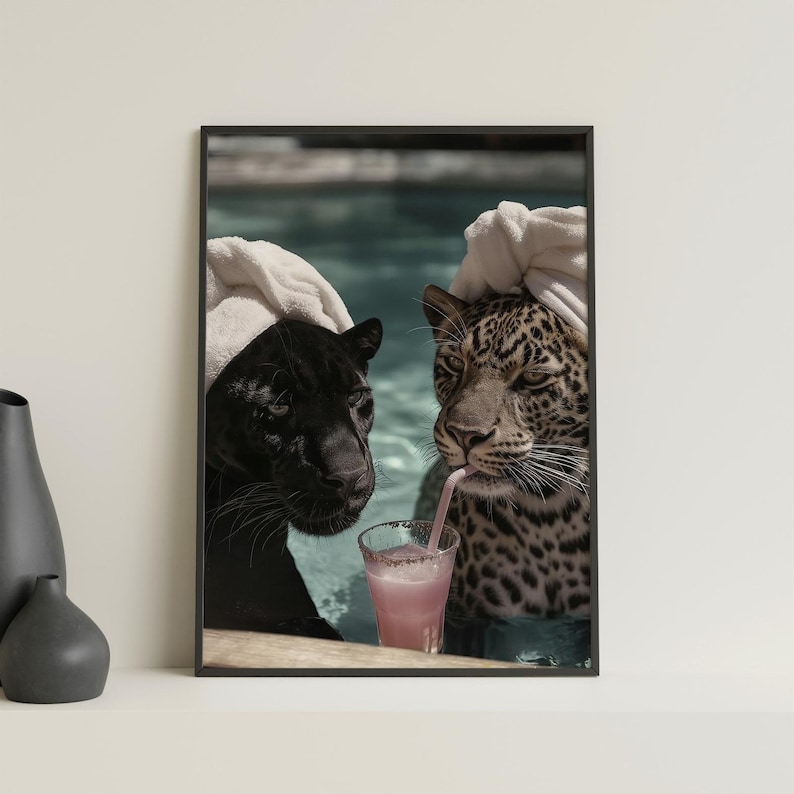Peut inclure: Impression artistique encadr&eacute;e repr&eacute;sentant une panth&egrave;re noire et un l&eacute;opard dans une piscine, portant des serviettes blanches. Le l&eacute;opard boit une boisson rose avec une paille. Th&egrave;me humoristique.