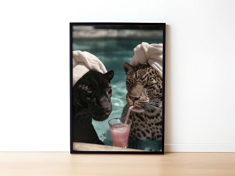 Peut inclure: Impression d'art encadr&eacute;e repr&eacute;sentant une panth&egrave;re noire et un l&eacute;opard dans une piscine, tous deux avec des serviettes blanches sur la t&ecirc;te. Le l&eacute;opard boit une boisson rose avec une paille dans un verre. L'arri&egrave;re-plan est une piscine turquoise.