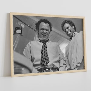 K&ouml;nnte beinhalten: Schwarzwei&szlig;foto von zwei l&auml;chelnden M&auml;nnern. Der Mann links tr&auml;gt eine gestreifte Krawatte und ein Hemd mit Kn&ouml;pfen. Der Mann rechts tr&auml;gt ein gestreiftes Hemd.