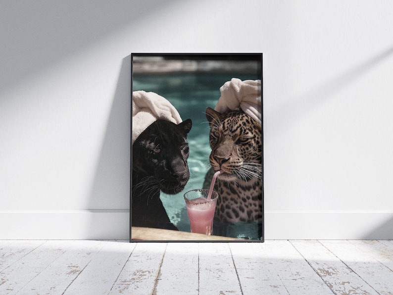 Peut inclure: Impression artistique encadr&eacute;e repr&eacute;sentant une panth&egrave;re noire et un l&eacute;opard dans une piscine, chacun portant une serviette blanche sur la t&ecirc;te. Le l&eacute;opard boit une boisson rose avec une paille. Th&egrave;me humoristique et d&eacute;tendu.
