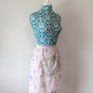 Vintage 1950's Apron // Lace Pocket Pinafore // Pink Floral Swiss Dot Print