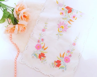 Vintage Table Decor // 1960’s 70’s Floral Print // Embroidered Mod Flowers // Hungarian Kalocsa