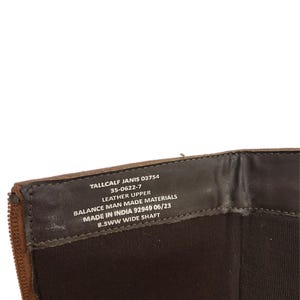 Puede incluir: Primer plano del interior de una bota de cuero marr&oacute;n. La etiqueta dice "TALLCALF JANIS 03754, 35-0622-7, LEATHER UPPER, BALANCE MAN MADE MATERIALS, MADE IN INDIA 92949 06/23, 8.5WW WIDE SHAFT."
