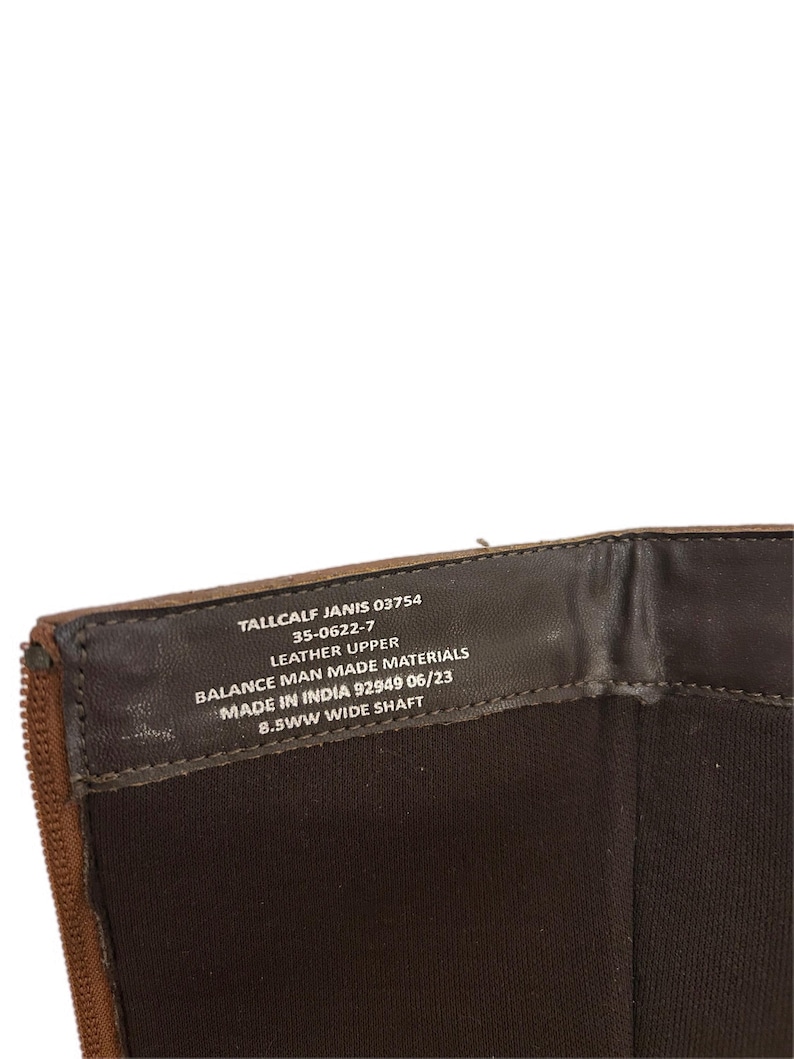 Puede incluir: Primer plano del interior de una bota de cuero marr&oacute;n. La etiqueta dice "TALLCALF JANIS 03754, 35-0622-7, LEATHER UPPER, BALANCE MAN MADE MATERIALS, MADE IN INDIA 92949 06/23, 8.5WW WIDE SHAFT."