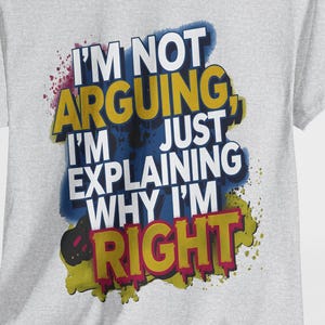 Könnte beinhalten: Graues T-Shirt mit einem bunten Grafikdruck, auf dem steht "Ich streite nicht, ich erkläre nur, warum ich Recht habe."