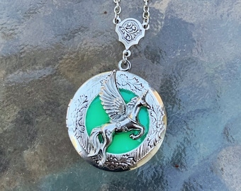 Glow In Dark geflügeltes Einhorn Silber Medaillon, Göttin Schmuck, mythisches geflügeltes Silber Medaillon, Einhorn Geschenk, Einhorn Halskette, Geschenk für sie