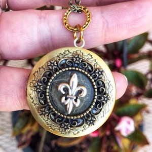 Sparkle Vampire Fan Locket with fleur de lis gift for women new version