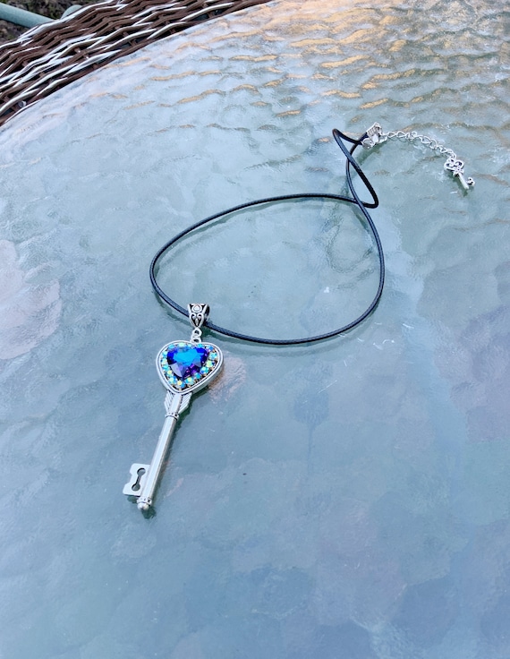 Collier Pendentif Clé En Cristal Argenté Avec Strass AB - Cœur Et Serrure - Bijou Femme Anniversaire