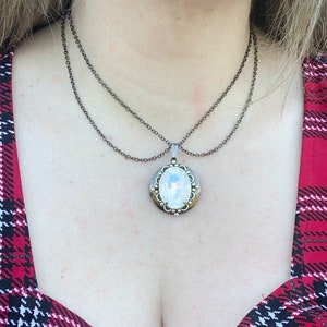 Collana con medaglione in argento: strass di opale bianco, gioiello ricordo