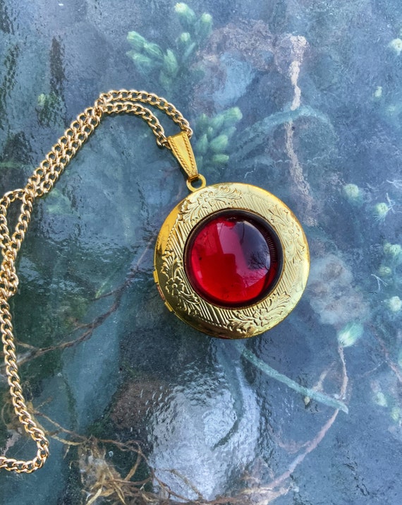 Necklace that you hotsell can put stuff in