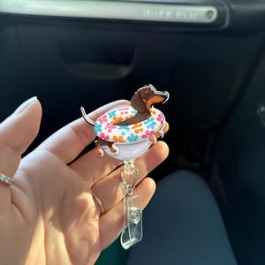 Dackel Sommer Badge Reel – Süßer Hund mit Pool Float Ausweishalter – Lustiger Tierarzt, Krankenschwester, Lehrer Geschenk, Tierliebhaber Büro Accessoire