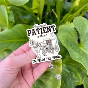 Bobine d'insigne rétro amusante – « Soyez patient, je viens des années 1900 », porte-carte d'identité pour cheval et poussette, cadeau vintage pour infirmière humoristique, clip pour badge de travail