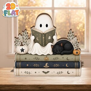 Op de afbeelding: Een decoratieve houten uitsparing met een witte geest die een groen boek leest, een slapende zwarte kat en twee kleine pompoenen. De geest zit op een stapel van drie boeken versierd met sterren, manen, bladeren, een heksenhoed en een vleermuis.